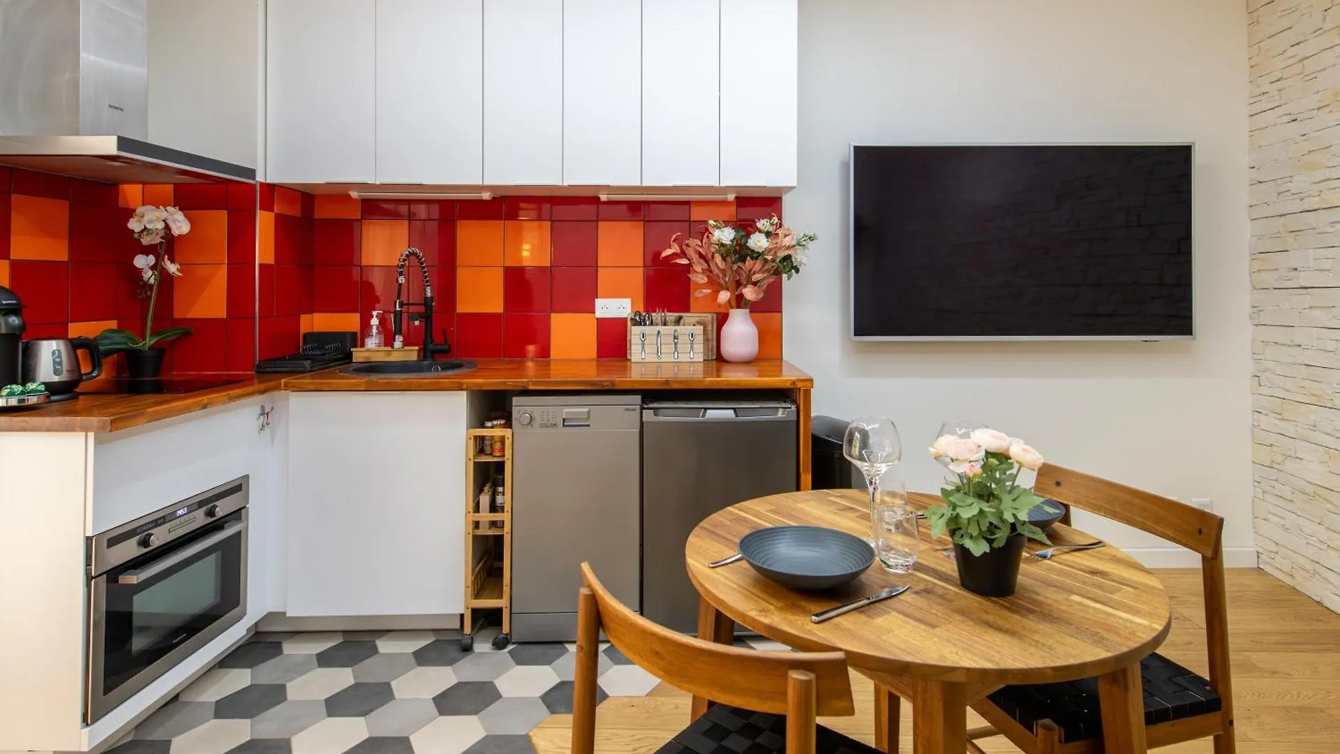 Geranimus M : Heart Of Paris With Patio Apartment 0*,  France